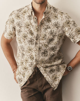 fit model leaning against the wall wearing The Short Sleeve Jack in Dried Palms