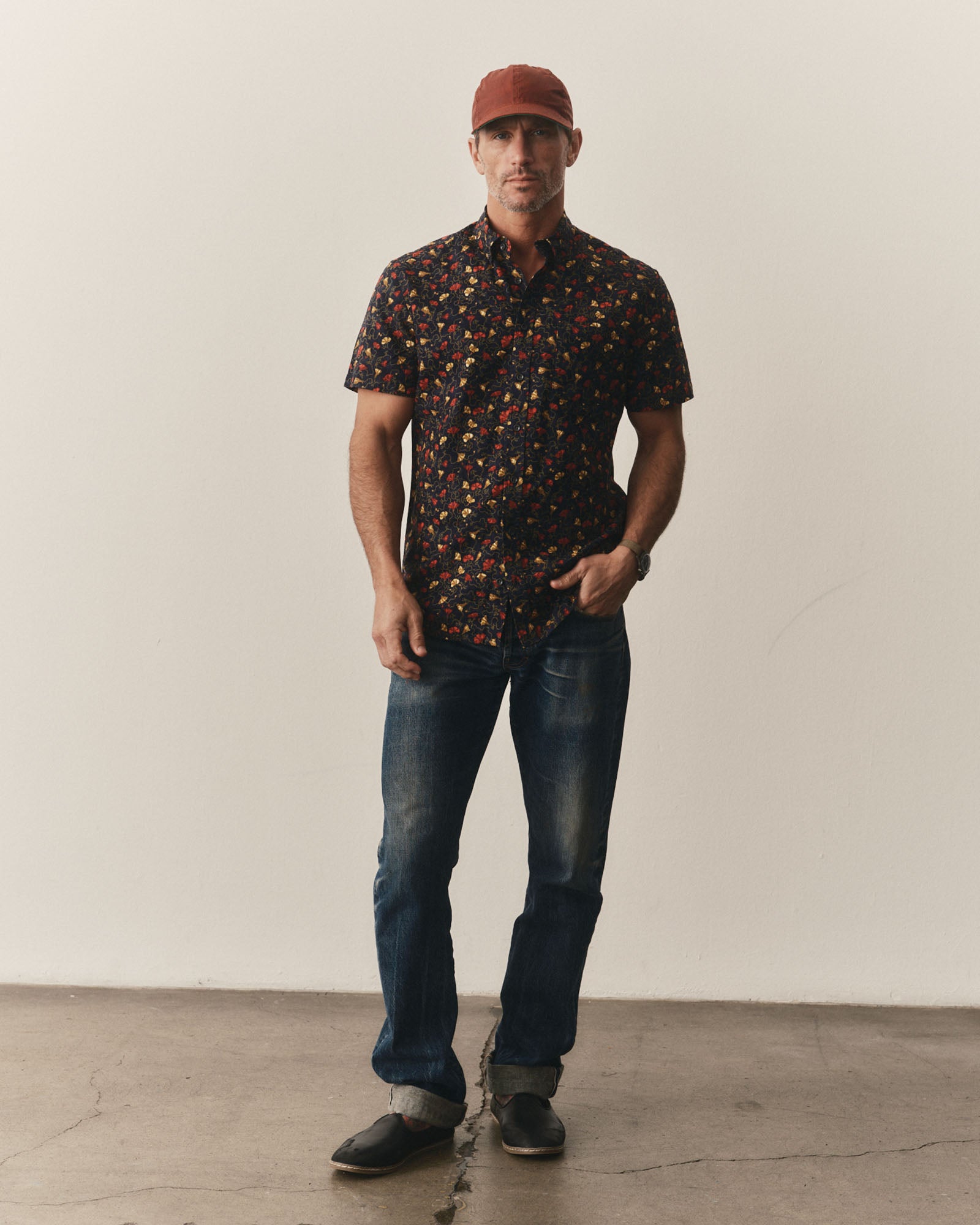 fit model showing off The Short Sleeve Jack in Vintage Bloom, Wovens by Taylor Stitch
