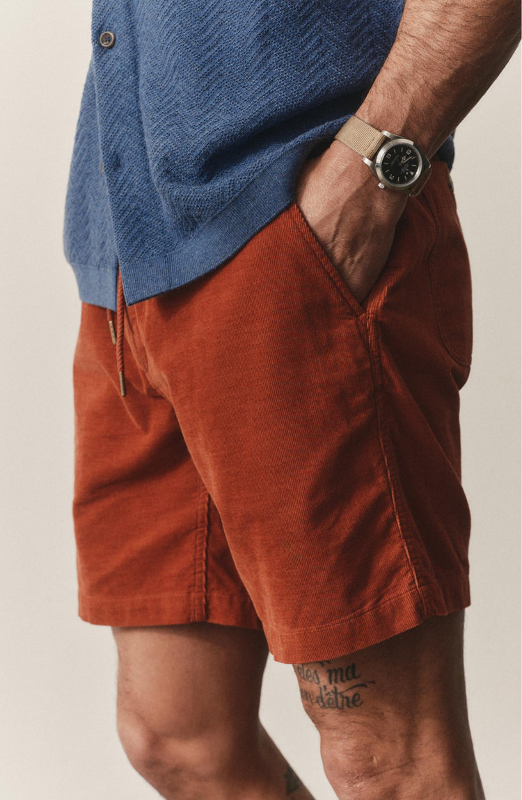 fit model wearing The Apres Short in Heather Chili Pincord