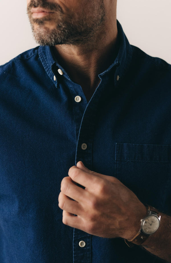 fit model showing off The Short Sleeve Jack in Rinsed Indigo Oxford