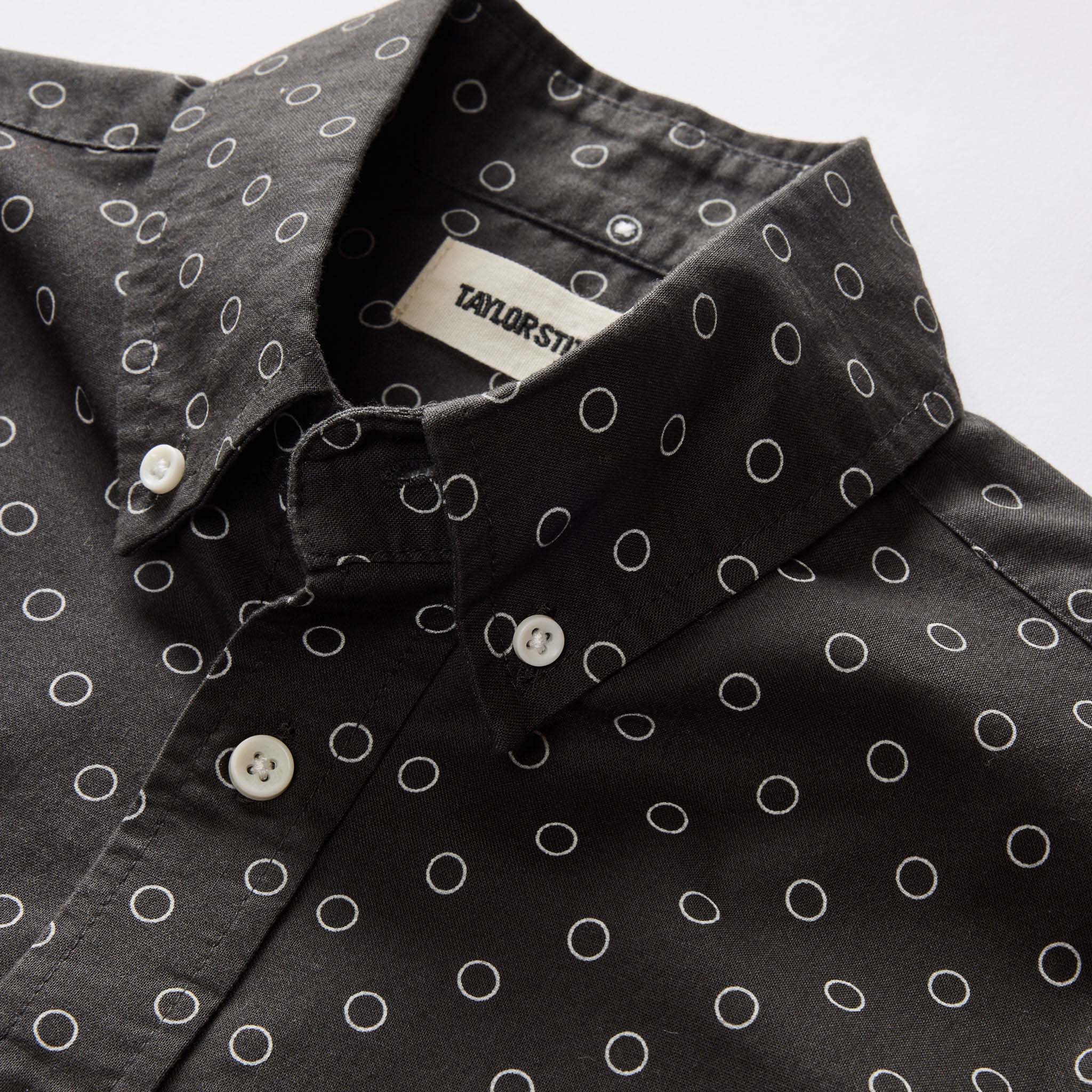 material shot of the button down collar on The Short Sleeve Jack in Asphalt Dot, Wovens by Taylor Stitch